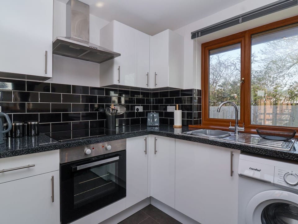 Cottage | Private kitchen | Fridge, electric kettle, toaster, cookware/dishes/utensils