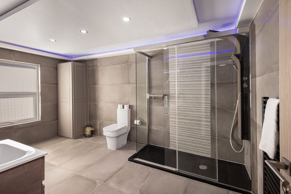 Luxury Apartment, Private Bathroom (Town View Apartment) | Bathroom