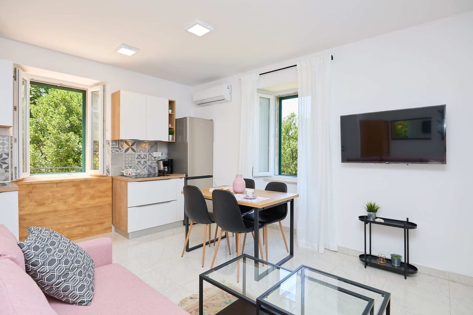 Apartment (1 Bedroom) | Living room | 102-cm flat-screen TV with cable channels, TV