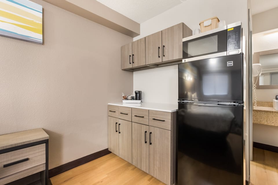 Studio, 1 King Bed, Non Smoking | Desk, iron/ironing board, free cribs/infant beds, free WiFi