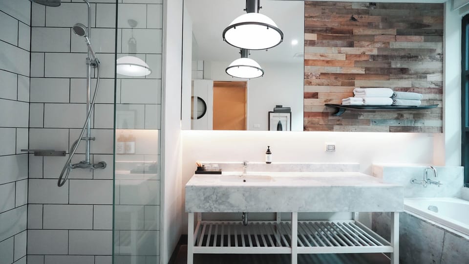 Deluxe Cozy Room | Bathroom | Separate tub and shower, deep soaking tub, free toiletries, hair dryer