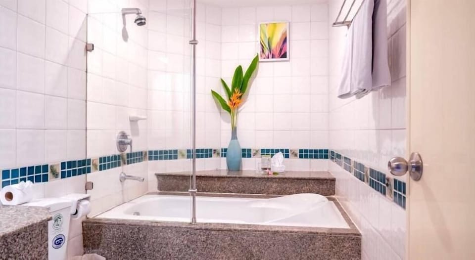 Grand Deluxe Room | Bathroom | Free toiletries, hair dryer, towels, soap