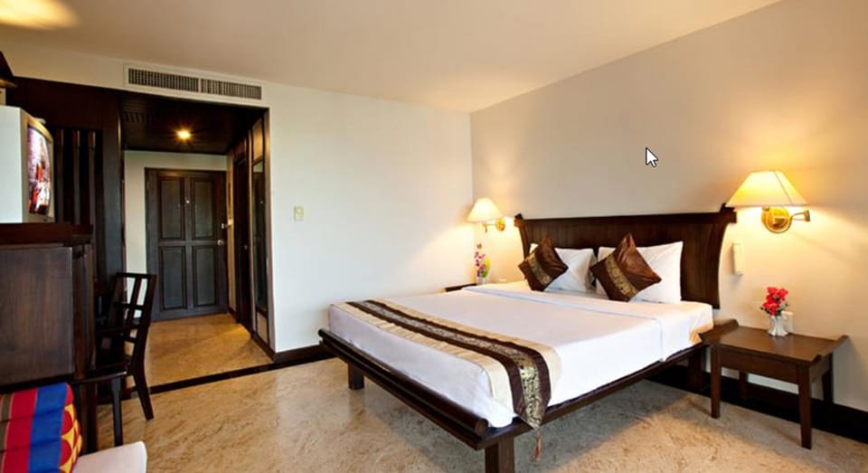Standard Double Room | Minibar, in-room safe, free WiFi, bed sheets