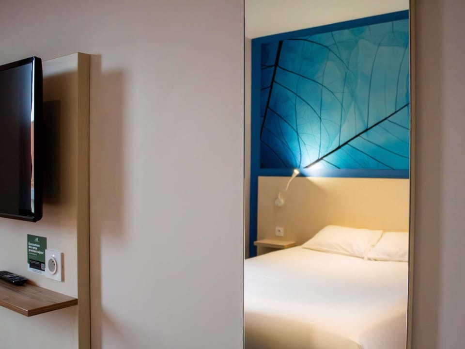 Standard Room, 1 Double Bed | In-room safe, desk, blackout drapes, soundproofing