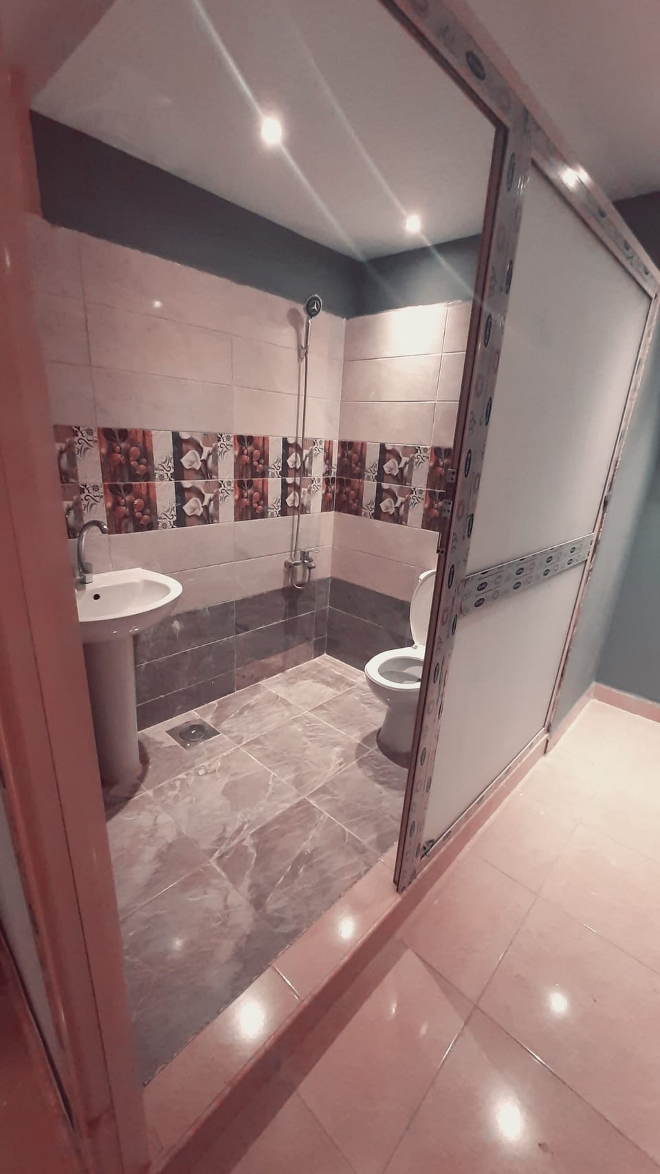Basic Single Room, 1 Bedroom | Bathroom | Hydromassage showerhead, free toiletries, towels