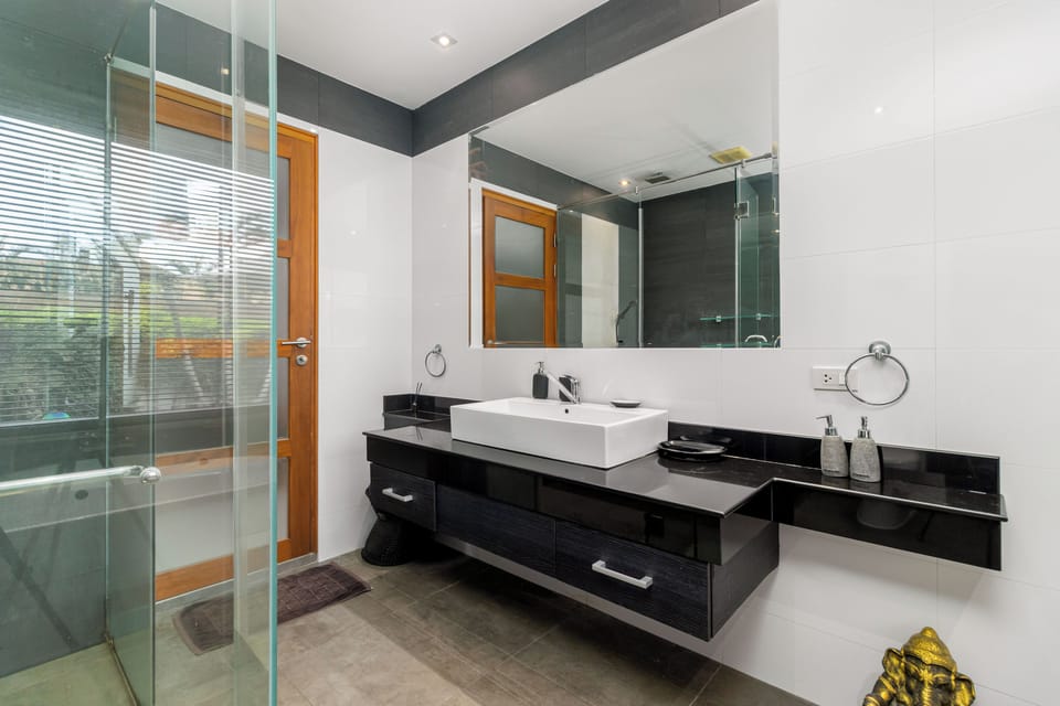 Modern 4BR Pool Villa Virginie Naiharn Villa in Rawai