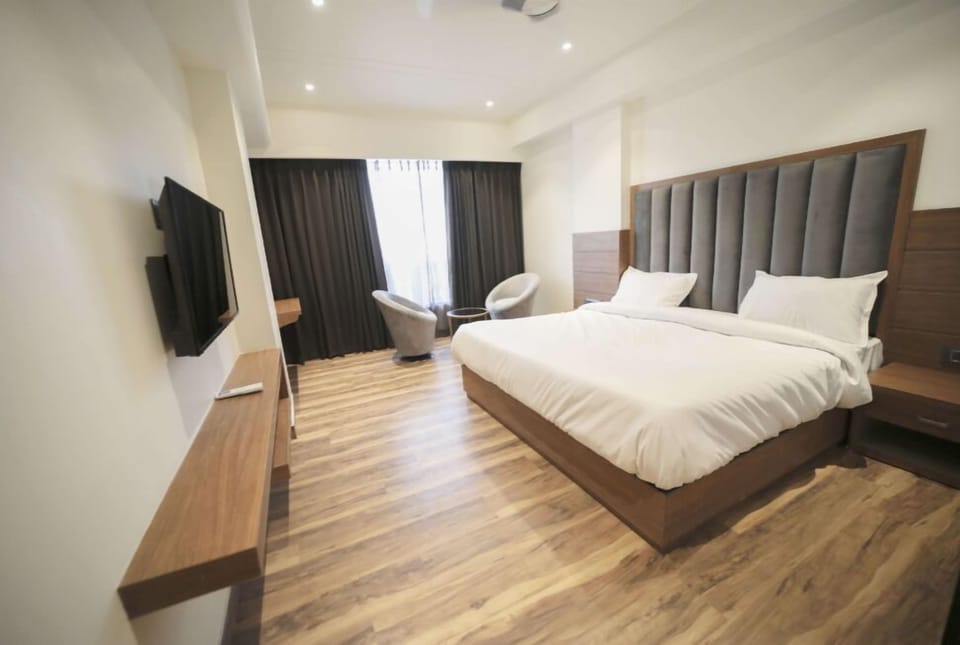Deluxe Room | In-room safe, soundproofing, iron/ironing board, free WiFi
