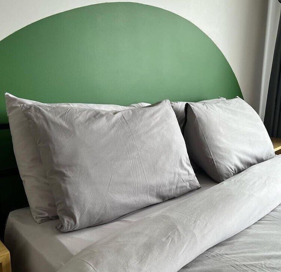 Economy Room | Desk, laptop workspace, individually decorated, bed sheets