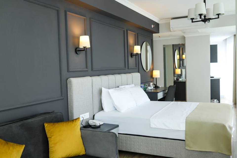 Classic Studio Suite | Minibar, desk, laptop workspace, soundproofing