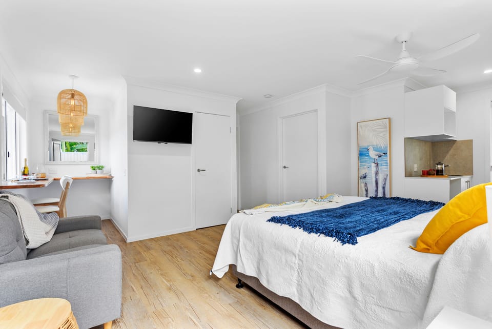 Comfort Double or Twin Room | Laptop workspace, iron/ironing board, WiFi (free)
