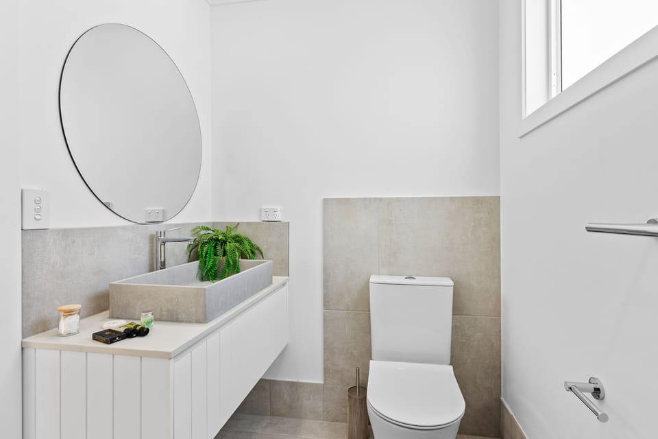 Shower, rainfall showerhead, free toiletries, hair dryer