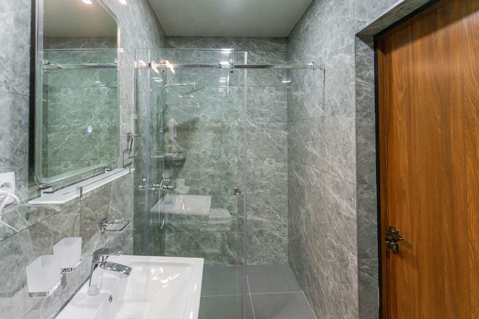 Suite | Bathroom | Shower, rainfall showerhead, free toiletries, hair dryer