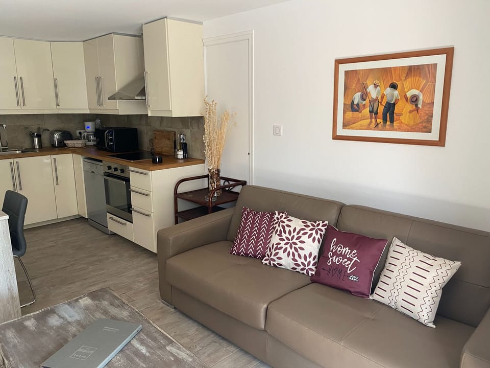 Deluxe Suite | Private kitchen | Full-size fridge, microwave, oven, stovetop