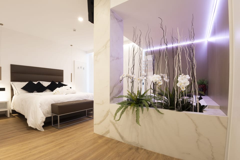Suite con Vasca Idromassaggio | Egyptian cotton sheets, premium bedding, down comforters