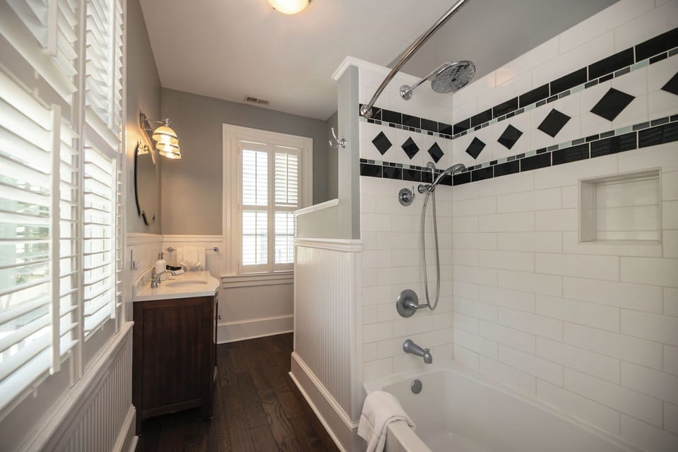 Navigator Room | Bathroom | Free toiletries, towels, soap, shampoo