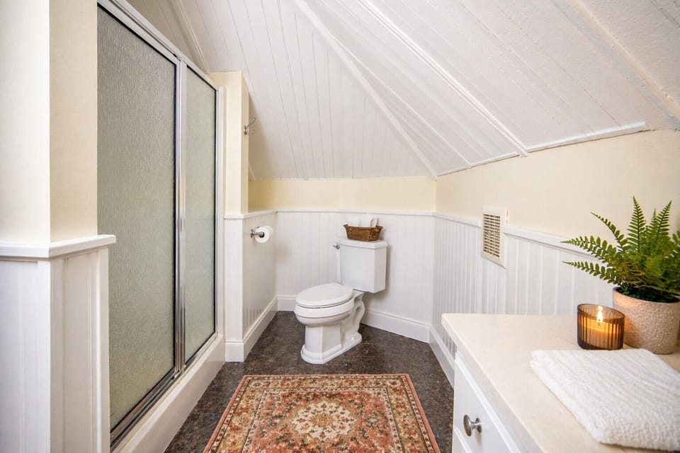Room, 1 Double Bed, Ensuite | Bathroom | Free toiletries, towels, soap, shampoo