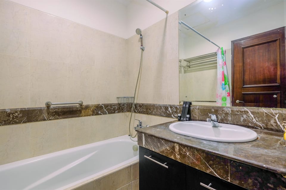 Studio | Bathroom | Shower, free toiletries, towels