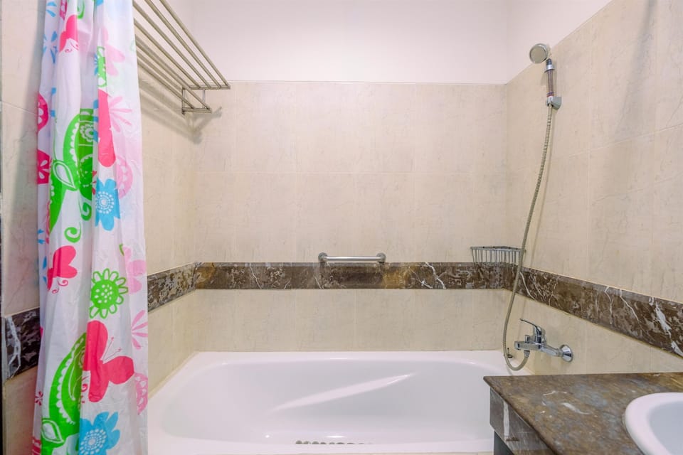 Studio | Bathroom | Shower, free toiletries, towels