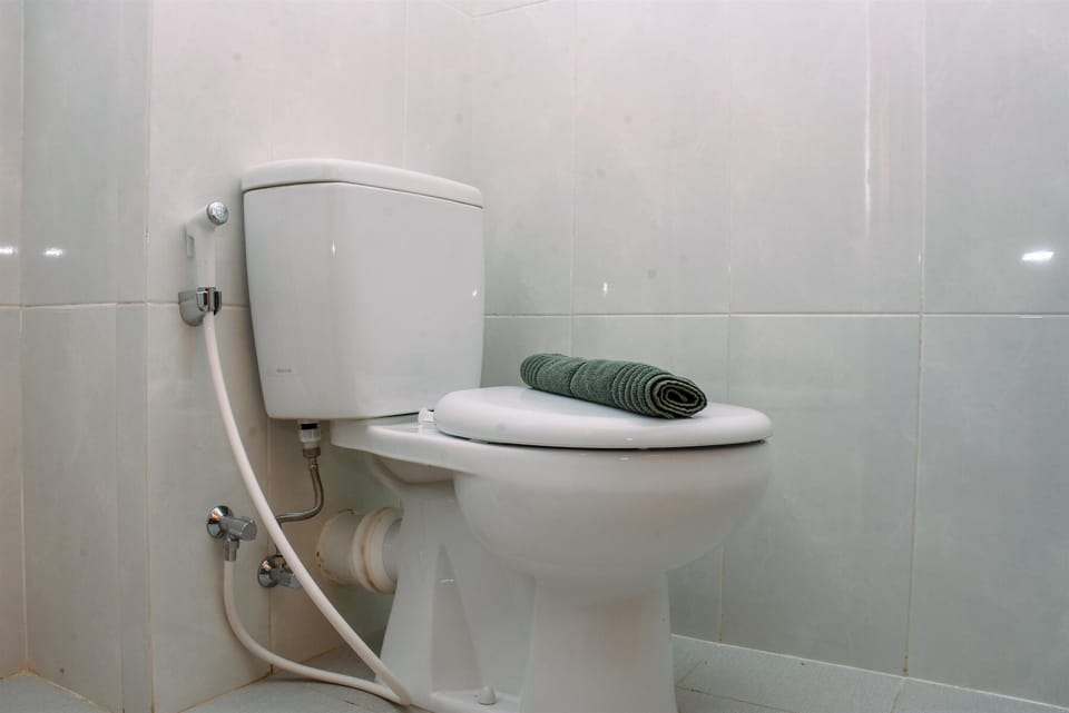 Studio | Bathroom | Shower, free toiletries, towels