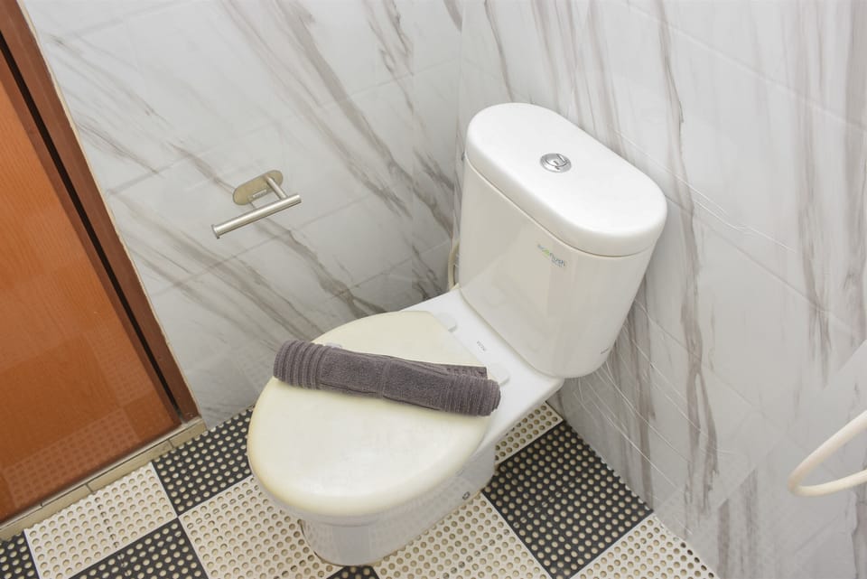 Studio | Bathroom | Shower, free toiletries, towels