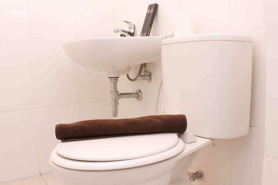 Studio | Bathroom | Shower, free toiletries, towels
