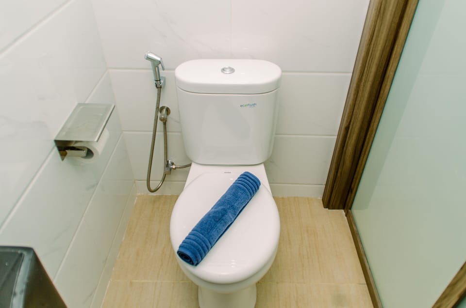 Studio | Bathroom | Shower, free toiletries, towels