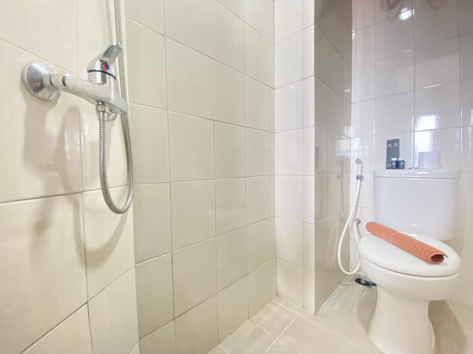 Studio | Bathroom | Shower, free toiletries, towels, soap