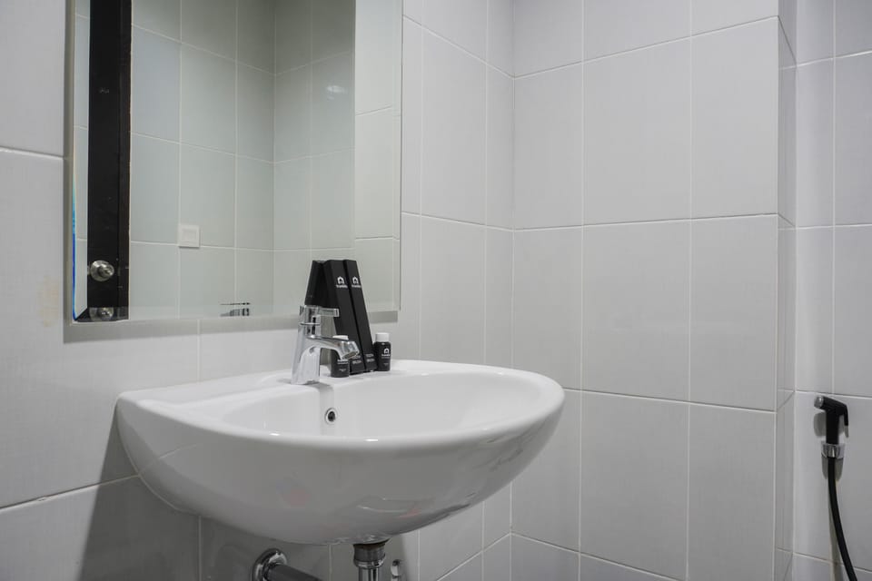 Studio | Bathroom | Shower, free toiletries, towels, soap