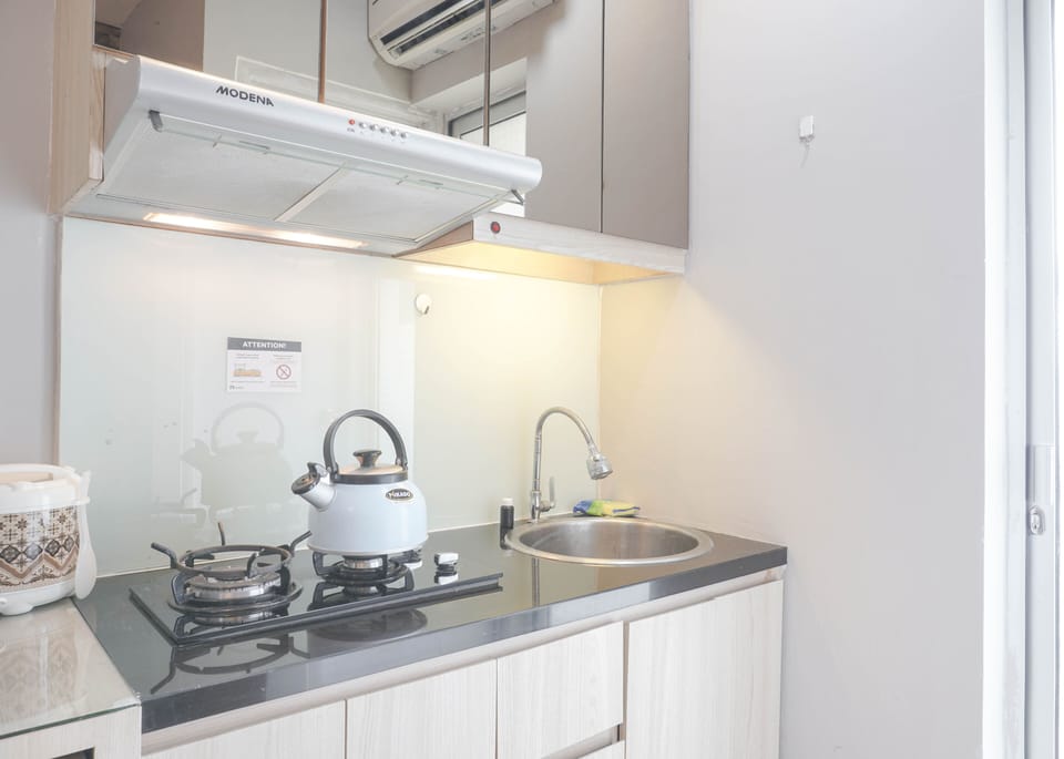 Studio | Private kitchen | Fridge, stovetop, cookware/dishes/utensils