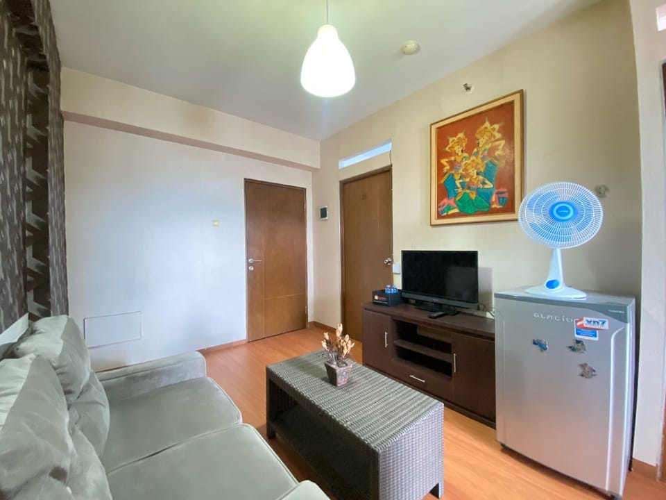 Apartment, 2 Bedrooms | Living area | TV