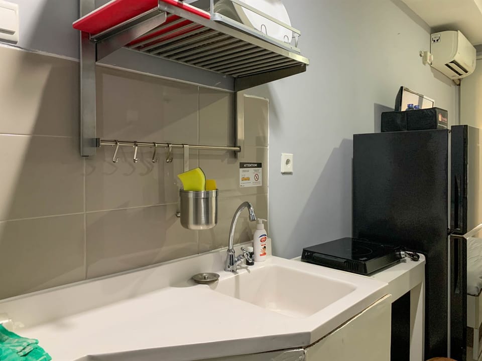 Studio | Private kitchen | Fridge, stovetop, cookware/dishes/utensils