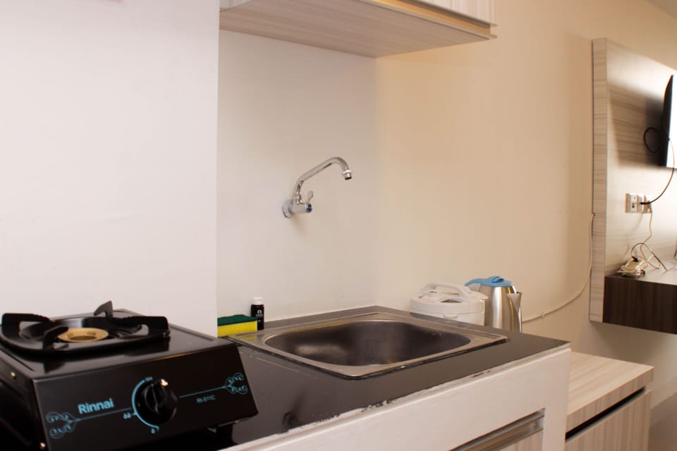 Studio | Private kitchen | Fridge, stovetop, cookware/dishes/utensils