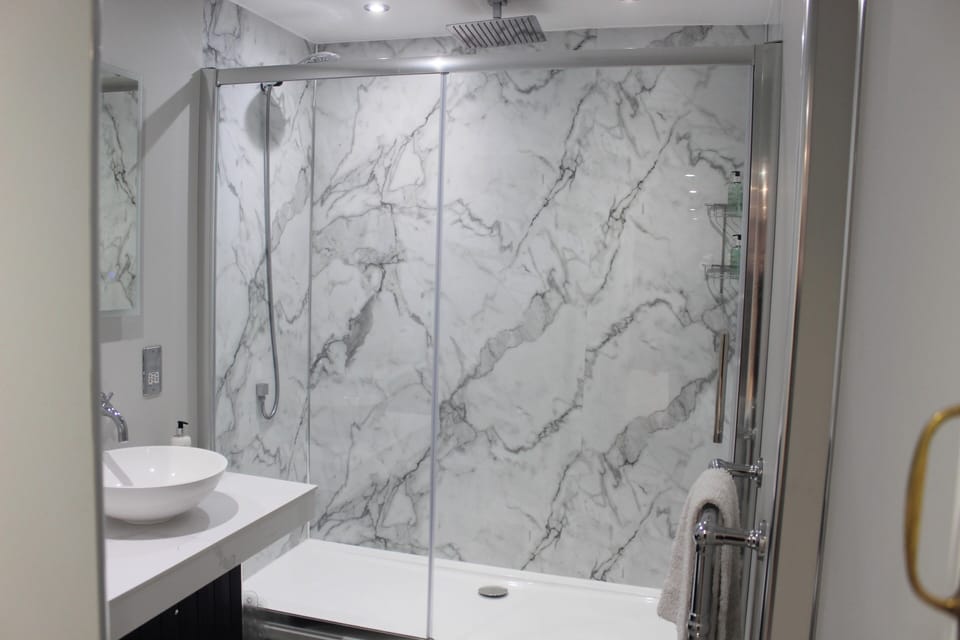Executive Double Room | Bathroom | Free toiletries, hair dryer, towels, soap