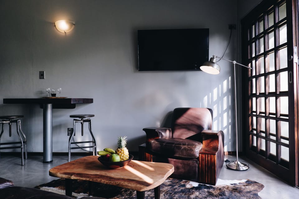 43-inch Smart TV with satellite channels, TV, Netflix