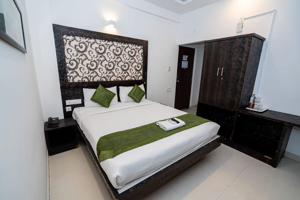 Deluxe Room | Desk, laptop workspace, free WiFi, bed sheets