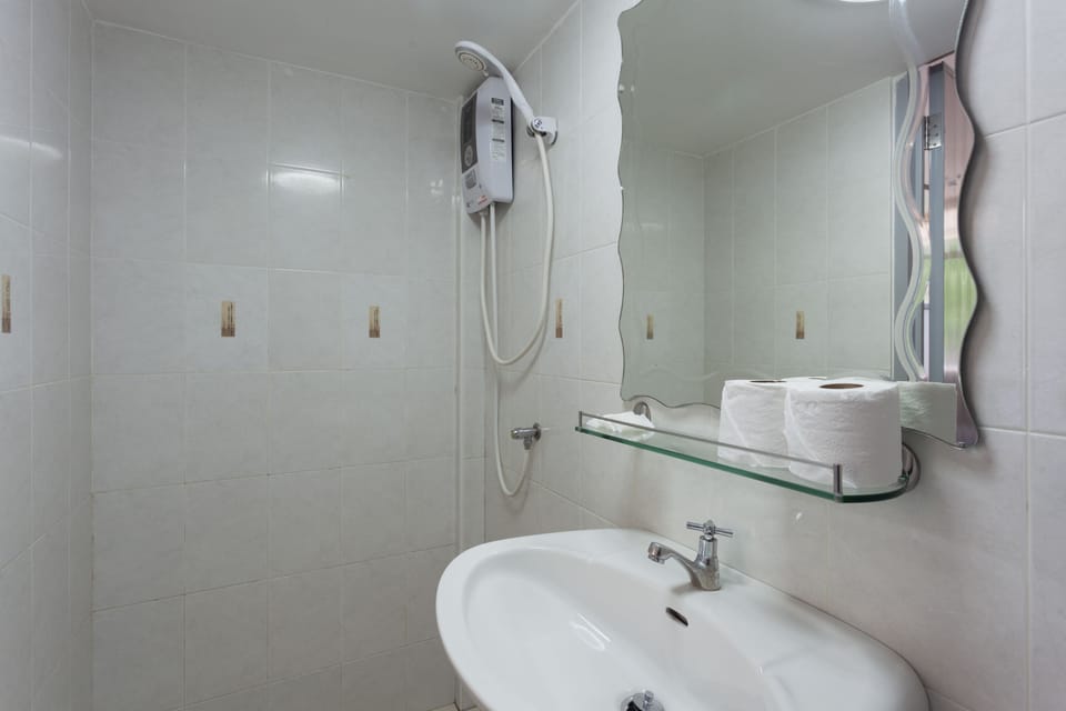 Deluxe Double Room, 1 King Bed | Bathroom | Shower, free toiletries, hair dryer, towels
