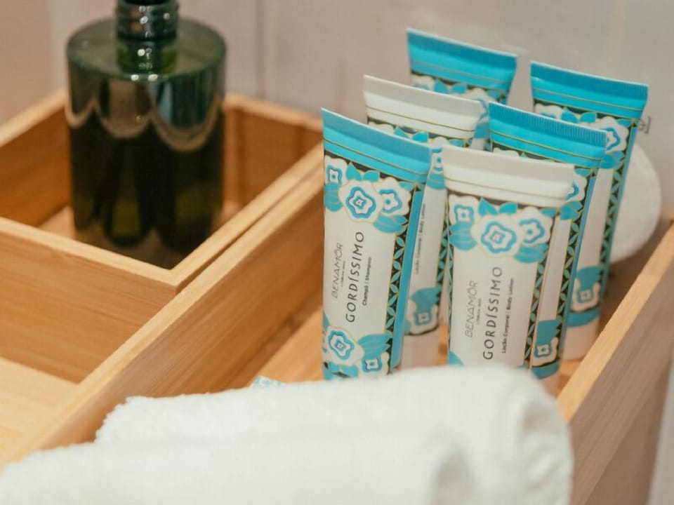 Shower, rainfall showerhead, free toiletries, hair dryer