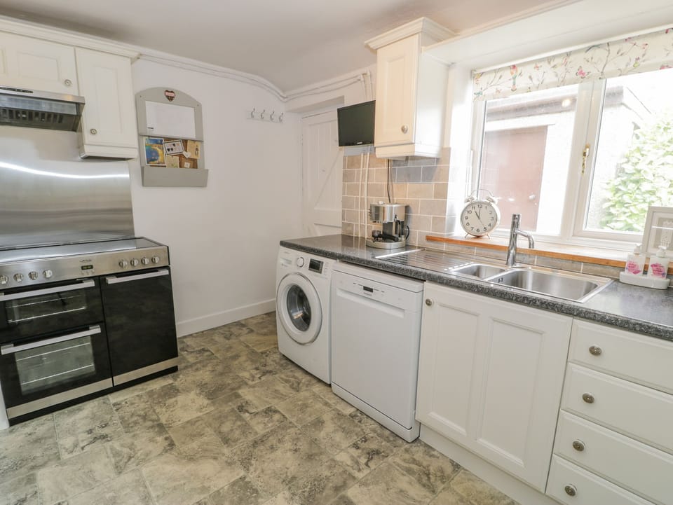 Cottage | Private kitchen | Dishwasher, cookware/dishes/utensils