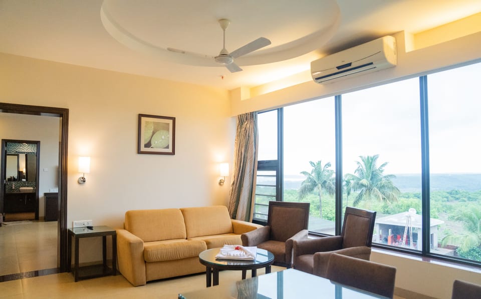 Premium Suite | Minibar, desk, laptop workspace, blackout drapes