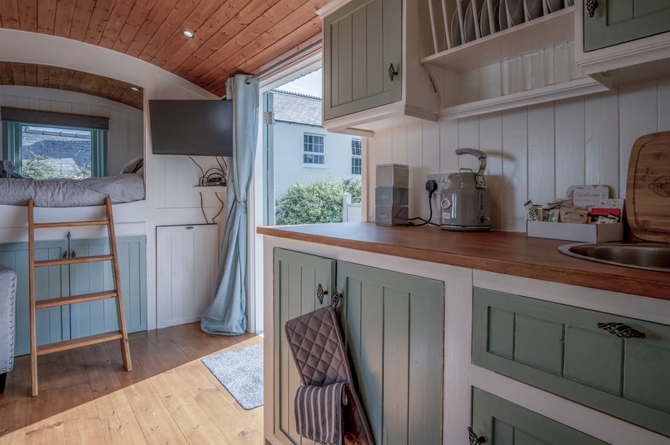 Cottage (1 Bedroom) | Private kitchen | Fridge, stovetop, electric kettle, toaster