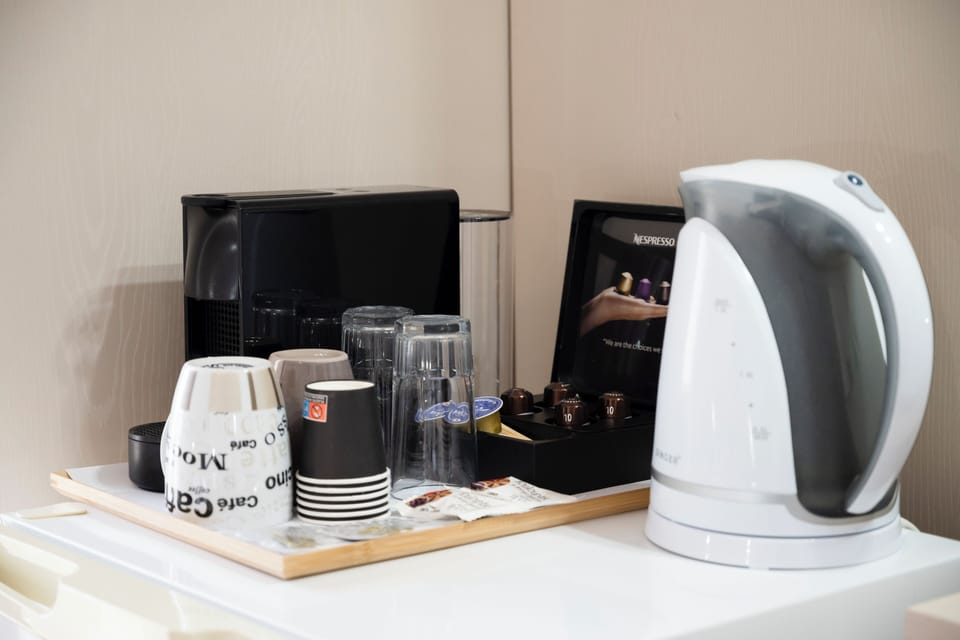 Classic Triple Room | Coffee and/or coffee maker