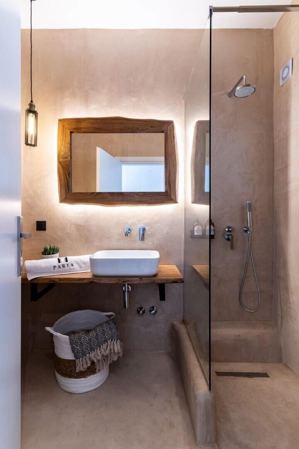 Shower, rainfall showerhead, free toiletries, hair dryer