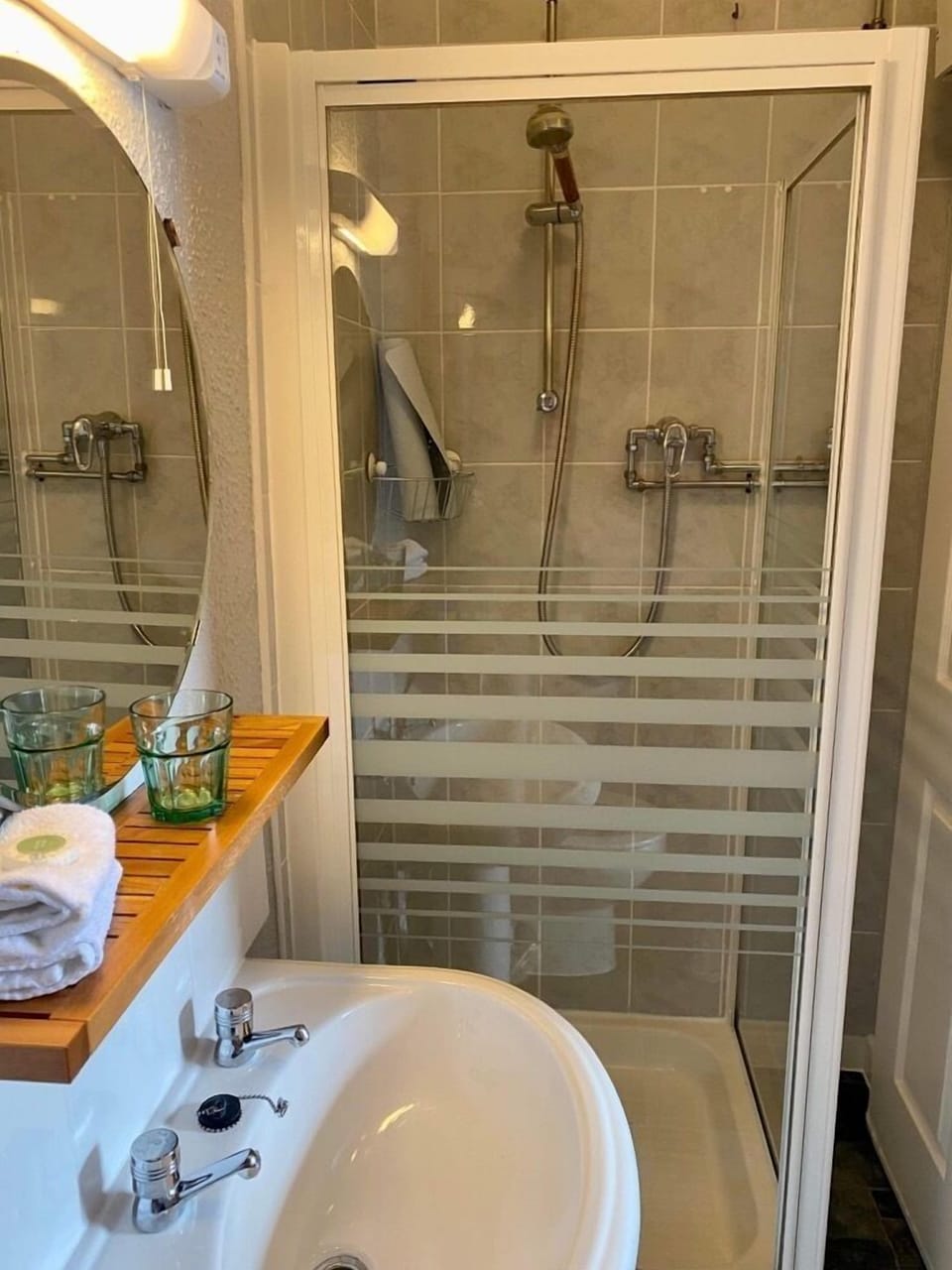 Triple Room | Bathroom | Shower, free toiletries, towels