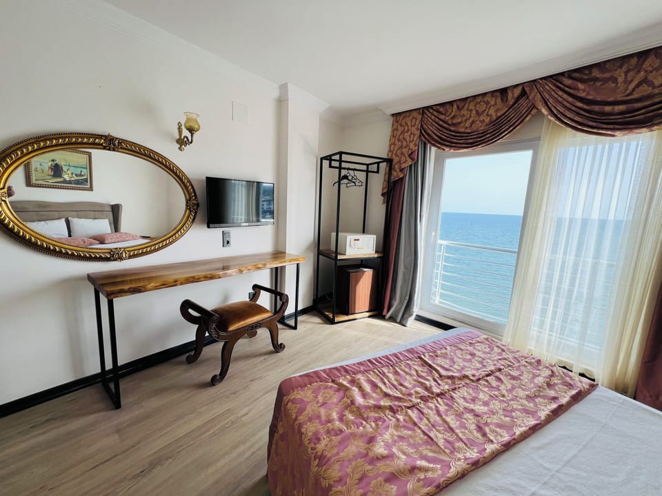 Classic Room | Minibar, WiFi (free), bed sheets