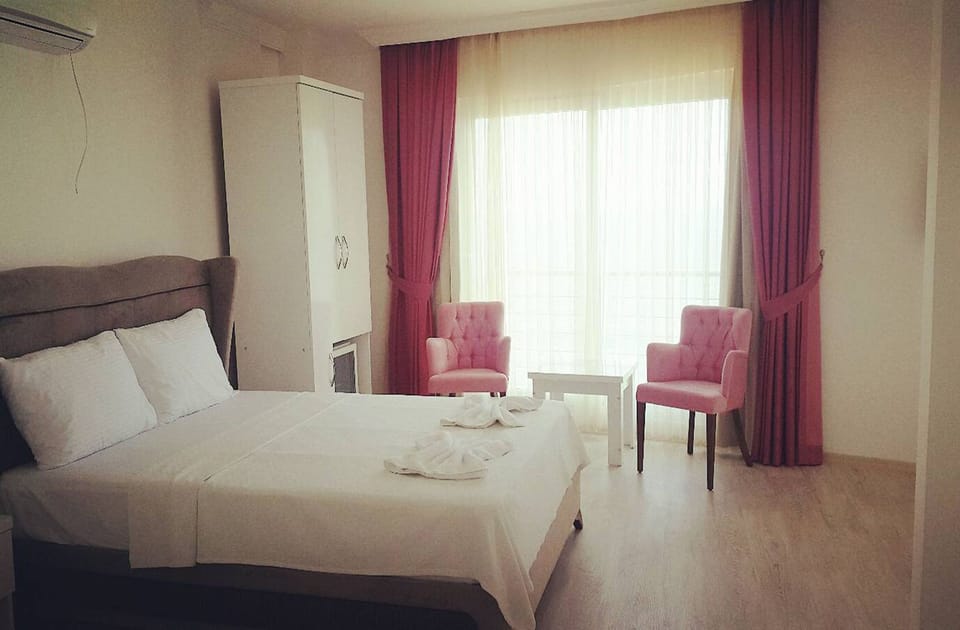 Minibar, free WiFi, bed sheets