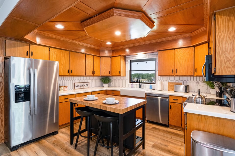Signature House | Private kitchen | Coffee/tea maker, full-size fridge, microwave, oven