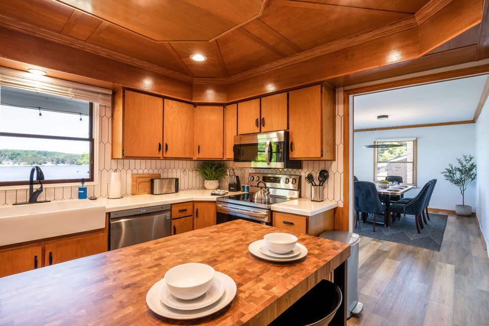 Signature House | Private kitchen | Coffee/tea maker, full-size fridge, microwave, oven