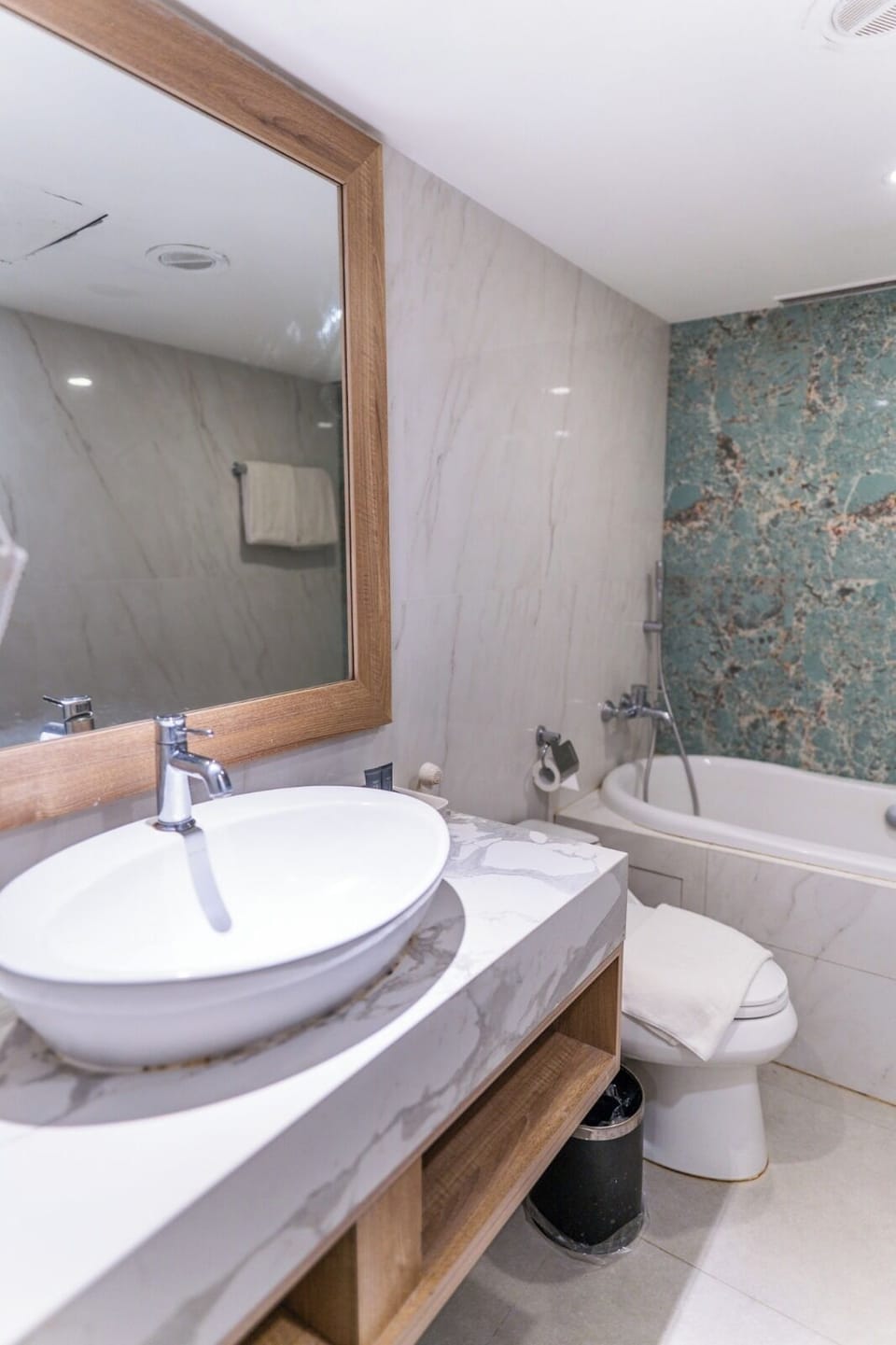 Executive Suite | Bathroom | Slippers, towels