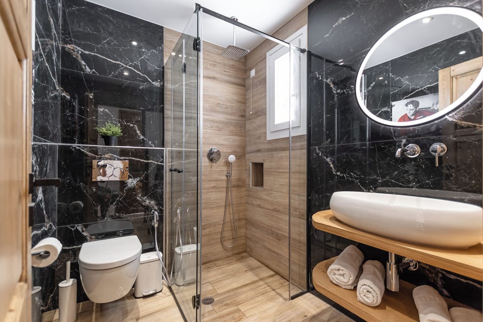 Standard Double Room | Bathroom | Shower, rainfall showerhead, hair dryer, bidet