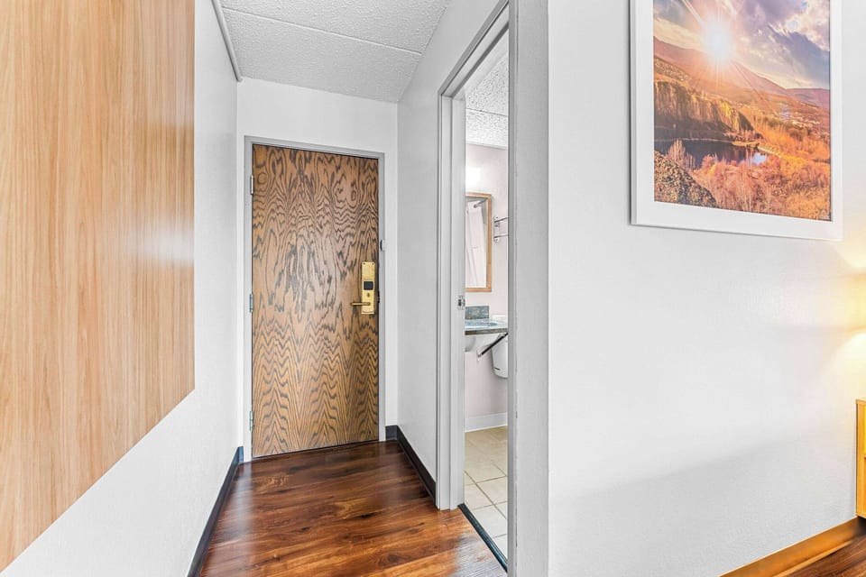 Standard Room, 1 Queen Bed, Non Smoking | In-room safe, desk, blackout drapes, iron/ironing board